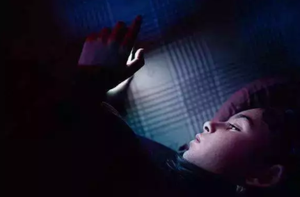 7天徹夜狂追熱播劇，女子差點“看瞎眼”