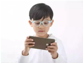 “低頭問題”抬頭解決！10位全國(guó)政協(xié)委員談手機(jī)與健康