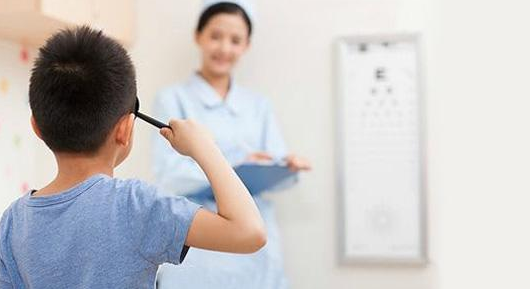 深圳驗光配鏡培訓(xùn)患有斜視或弱視的兒童，該如何驗光配鏡？